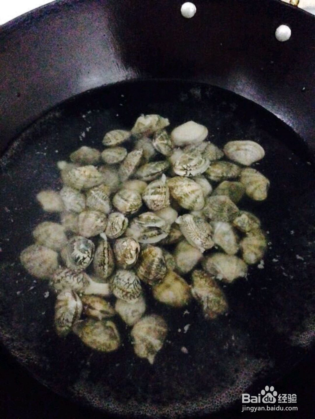 葱香花甲粉丝煲的做法