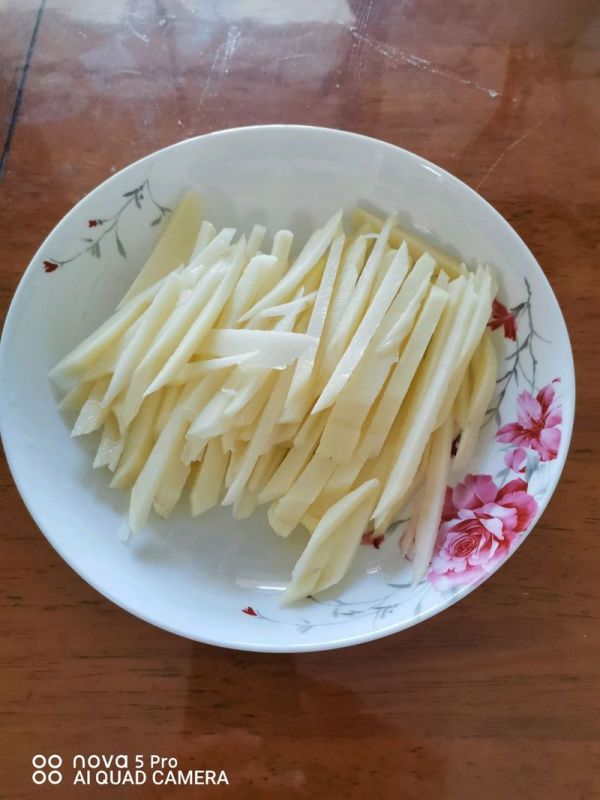 五花肉鸡腿焖面