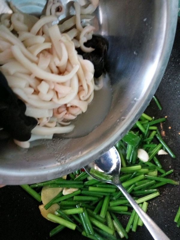 韭菜苔爆炒鱿鱼丝