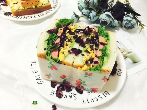 牛油果鸡蛋火腿三明治