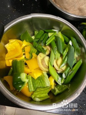 新疆正宗大盘鸡制作过程