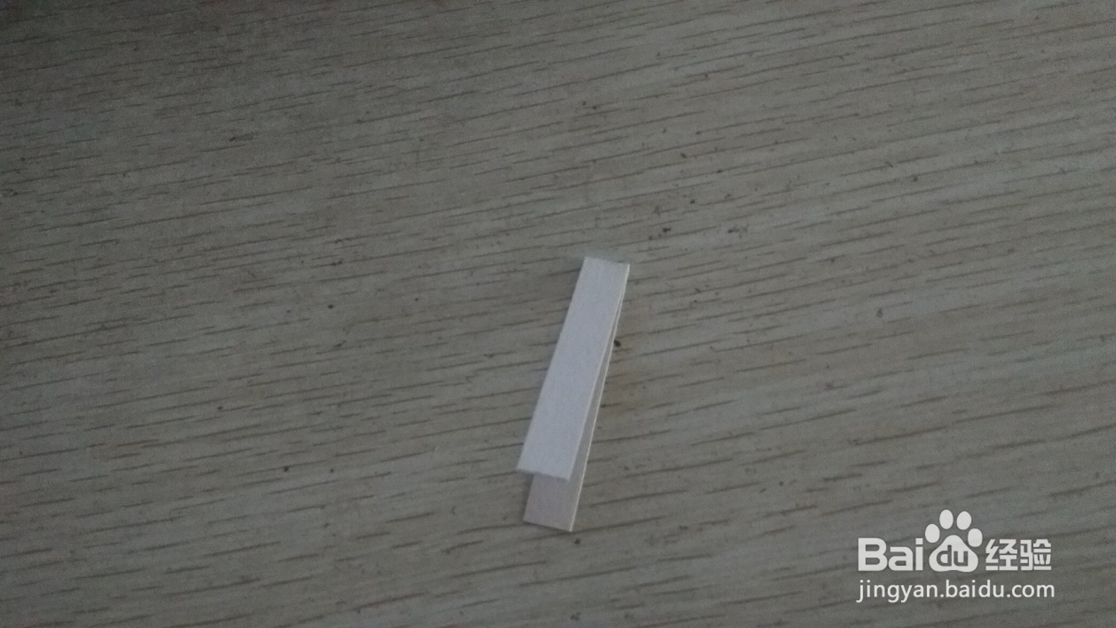 如何用一小条素描画纸做简易的中性笔的支架