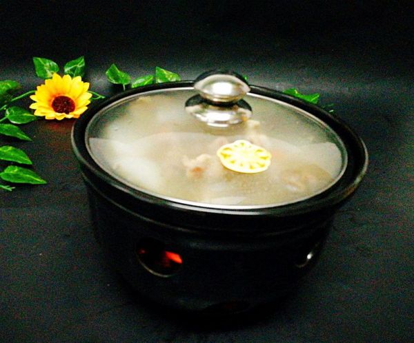 山羊腿肉煲萝卜汤