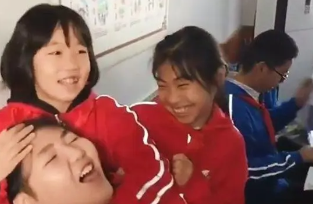 she is twelve and I am thirteen 为何不可以用but