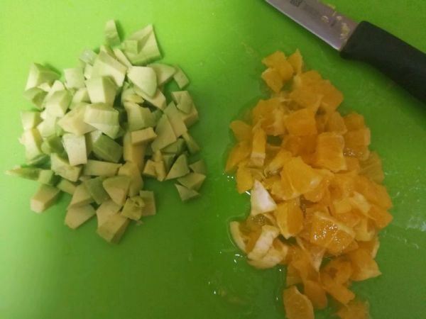 牛油果橙鲜虾薯片沙拉