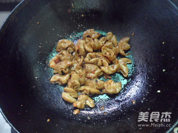双椒炒肥肠的做法