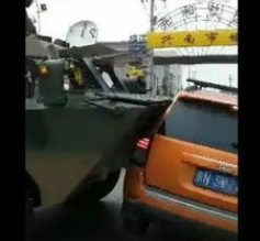 遇到强行穿插的车辆怎么办