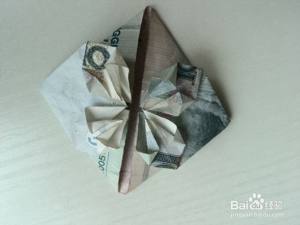 如何用纸币折出心形来