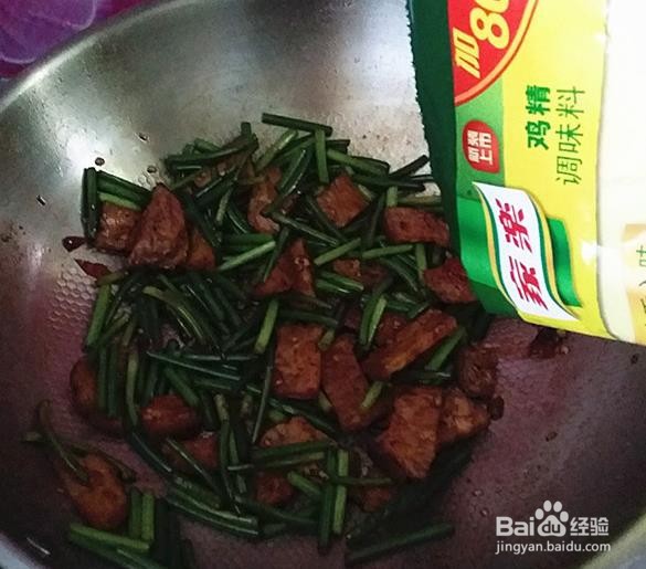 怎么制作美味的蒜苗炒猪血丸子？