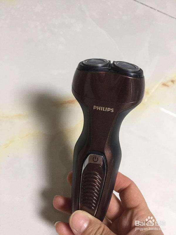 飞利浦剃须刀如何充电