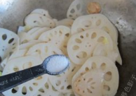 酸甜清脆炒莲藕的做法