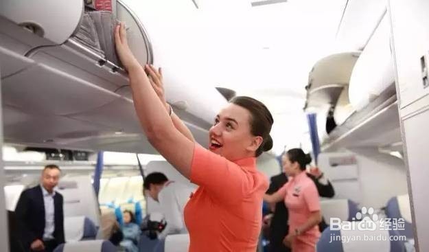 大妈飞机桌板上晒脚，如何文明乘坐飞机？