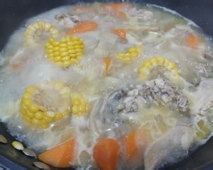 食补养生玉米胡萝卜鸡汤的做法
