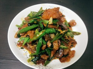 健康养生佳品青椒腊肉的做法