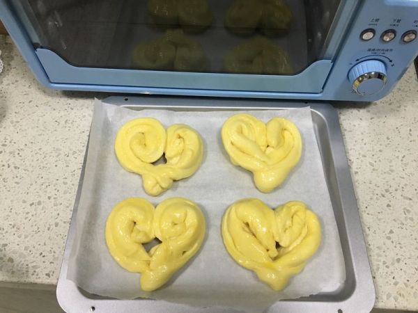 黄桃椰蓉心形面包