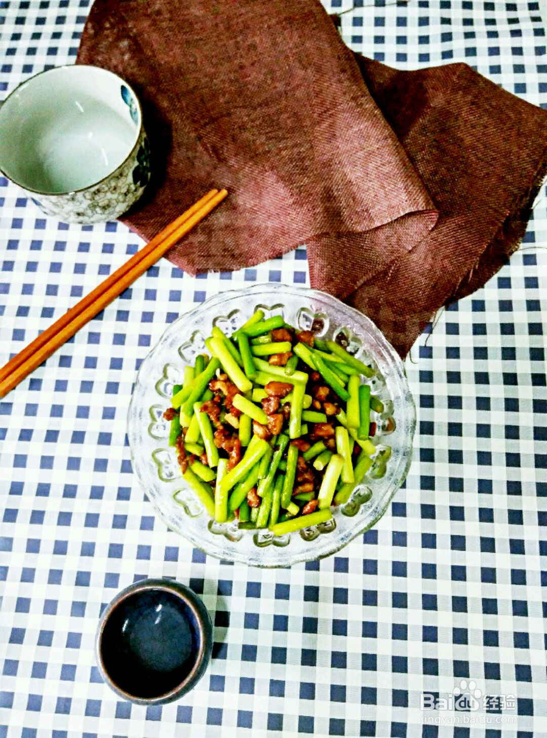 蒜苔炒肉丁的做法