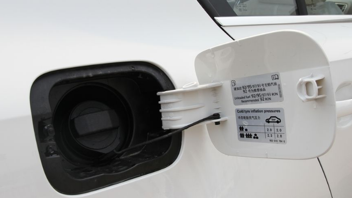 新速腾油箱盖怎么开