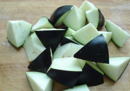 茄子炖土豆和牛肉能一起吃吗