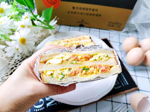 火腿鸡蛋三明治