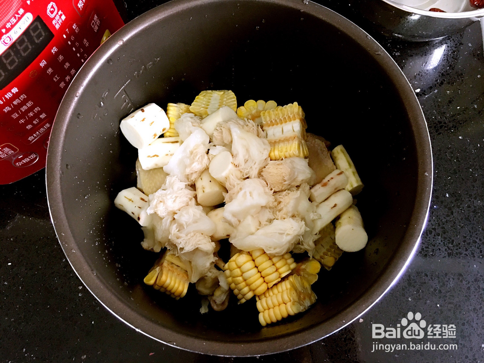 猴头菇玉米鸭腿煲的做法
