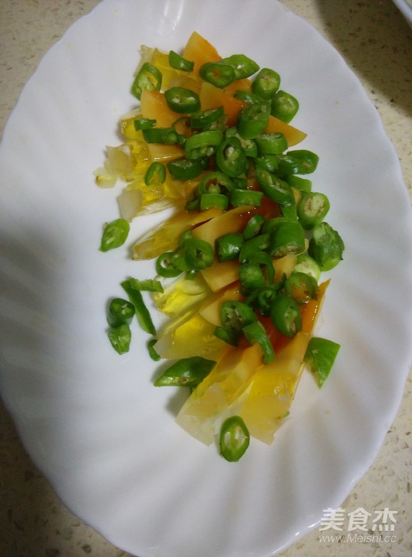 青椒拌皮蛋的做法