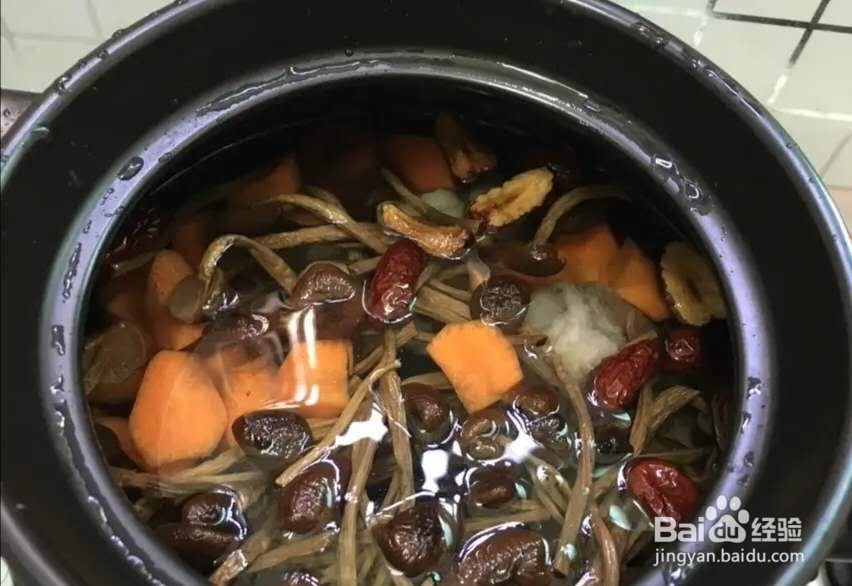 茶树菇红萝卜煲猪骨汤