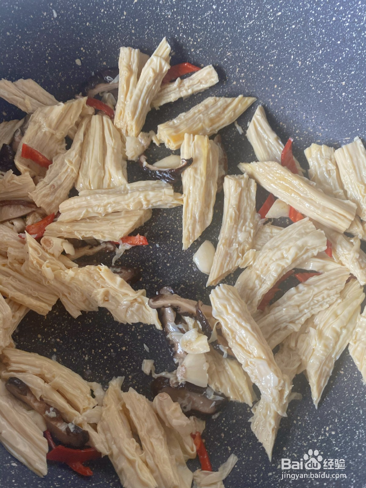 腐竹炒肉的做法