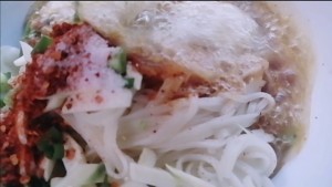 油泼面，简单的油泼面挂面照样可以做！