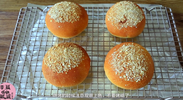 蛋黄肉松拉丝软欧包