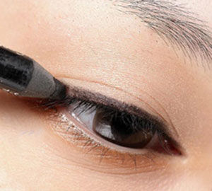 怎样打造干净又迷人的清纯派烟熏妆