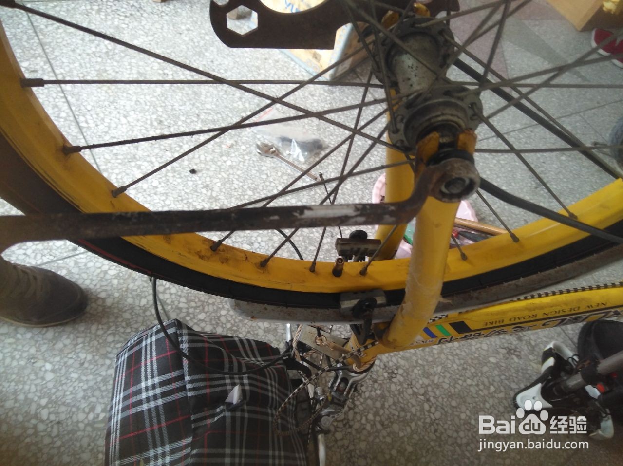 儿童自行车轮怎么装上车身？