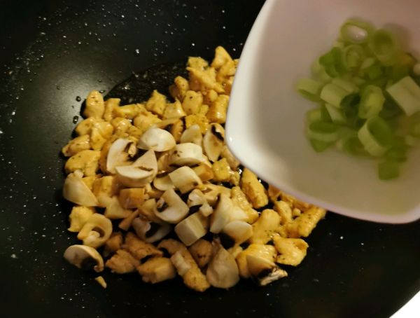 鸡肉口蘑炒三丁