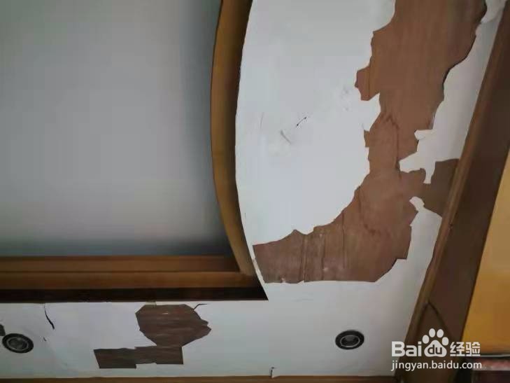 <b>天花板掉墙皮是的原因及解决方案</b>