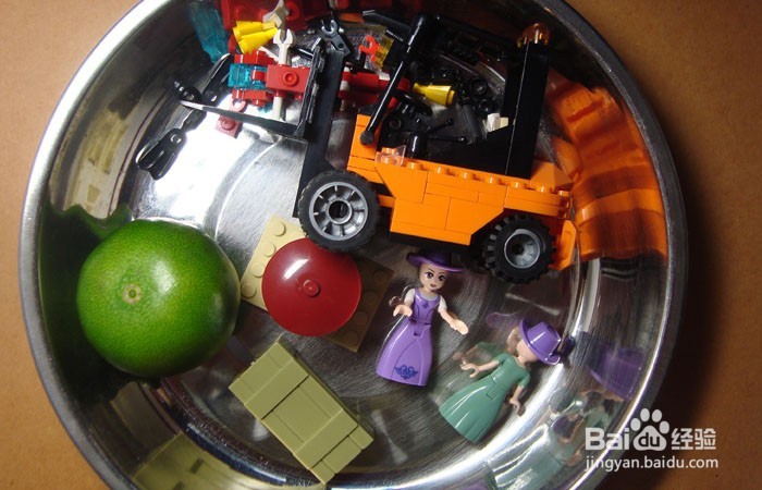 如何用积木拼装搬运桔子的场景