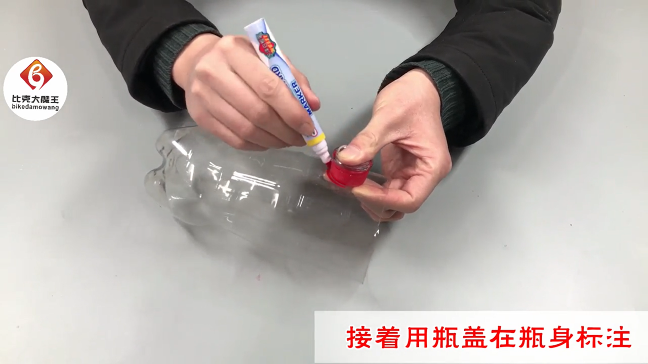 把塑料瓶粘在木板上，放厨房超实用