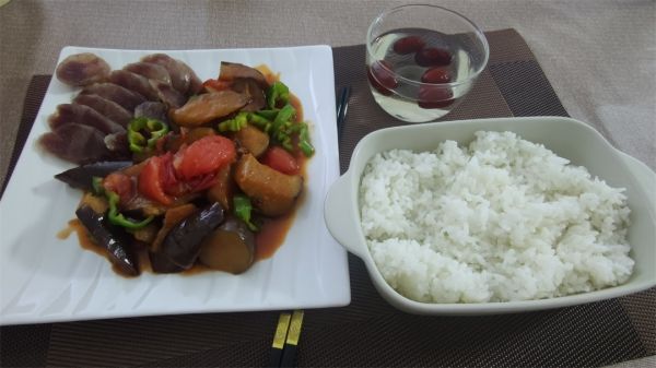 香肠西红柿炒茄子