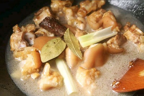 红烧猪蹄炖黄豆