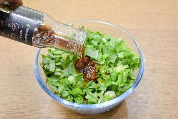 凉拌莴笋芹菜叶