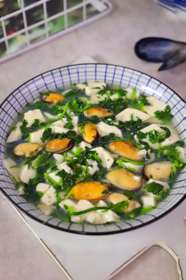 贻贝荠菜豆腐汤