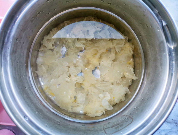 蔓越莓木瓜牛奶银耳羹