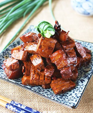 豆干炒五花肉的做法