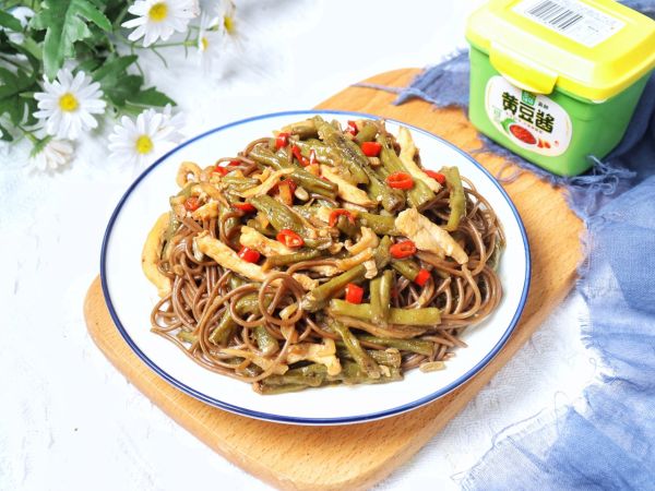 豆角鸡胸肉焖荞麦面