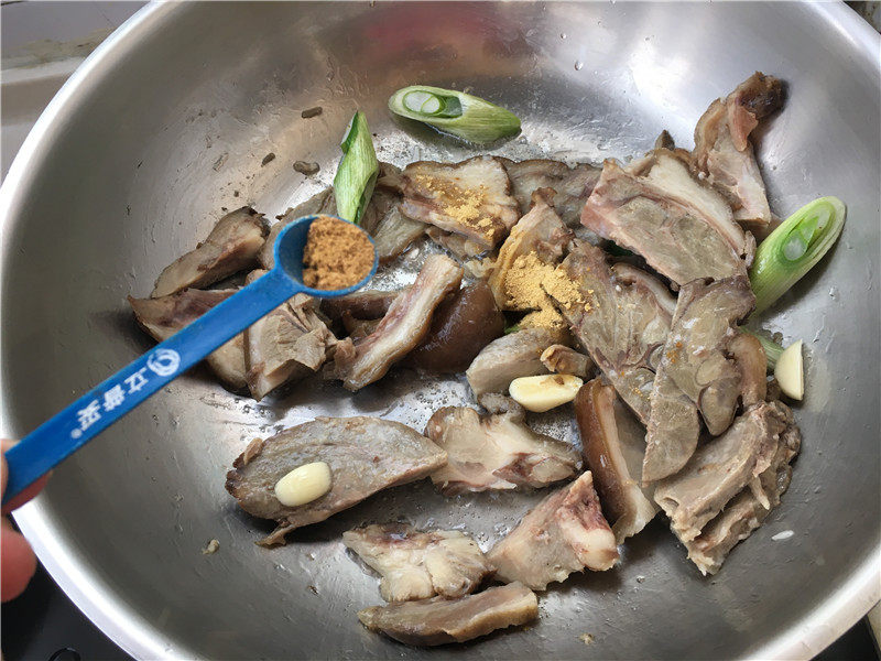 鲍鱼酱肘焖土豆的做法