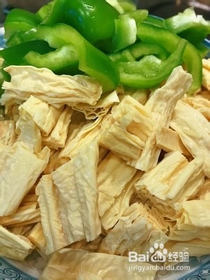 青椒烧腐竹怎么做