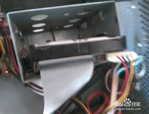台式机老款硬盘如何拆下来