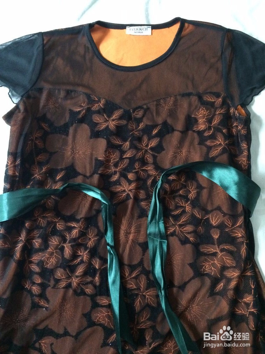 衣服上蝴蝶结打法