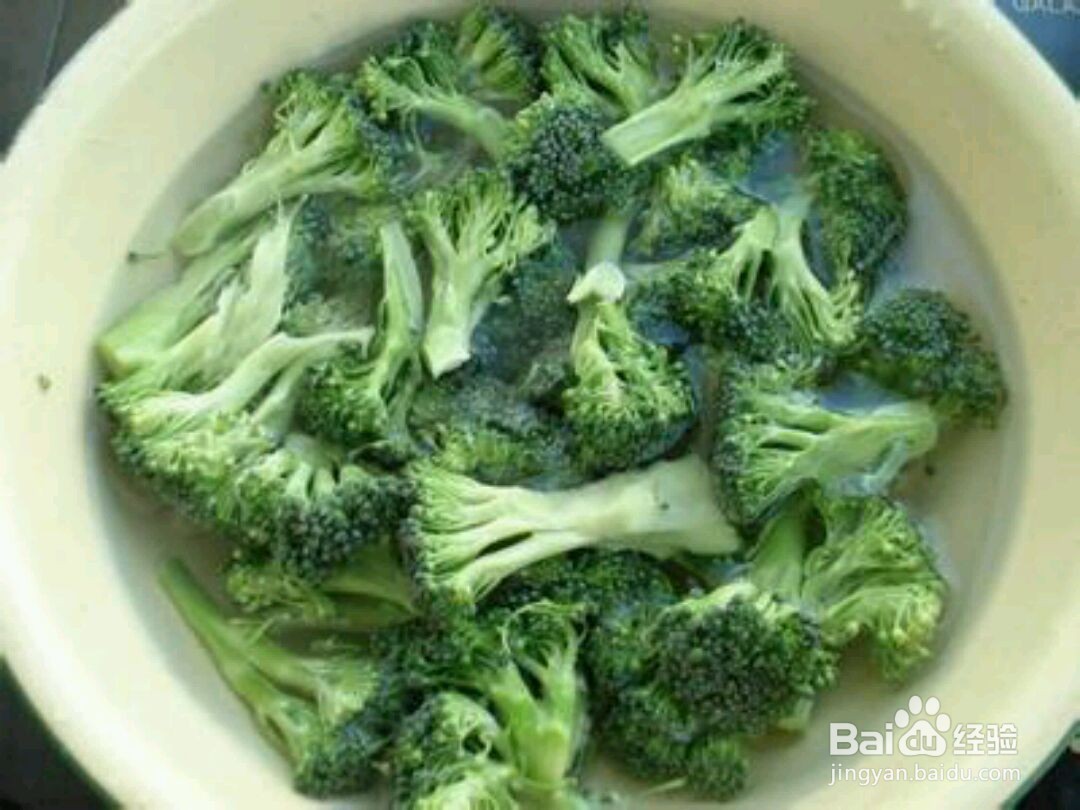 西兰花炒午餐肉的做法