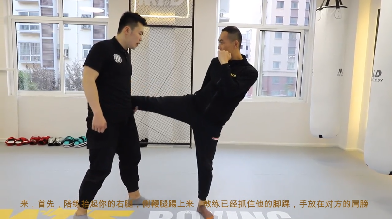 接腿绊摔应该怎么学