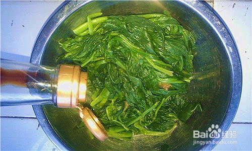 如何做出美味的香酥花生米拌菠菜