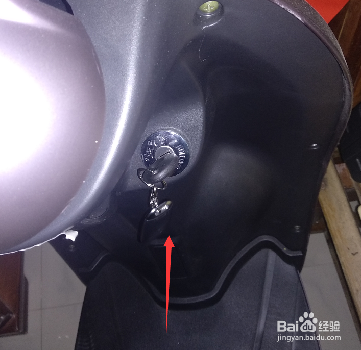 电动车如何锁车头和车身?